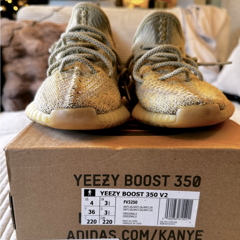 Antlia Yeezy Boost 350 V2 size 4 good condition. Very rare show
